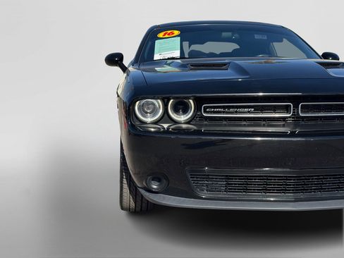 Used 2016 Dodge Challenger SXT w/ Driver Convenience Group image 11