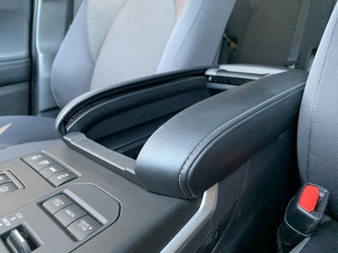 Used 2022 Toyota Highlander LE AWD/4WD image 25