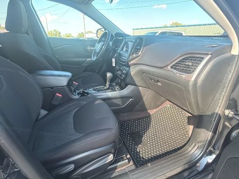 Used 2019 Jeep Cherokee Latitude w/ Cold Weather Group AWD/4WD image 29