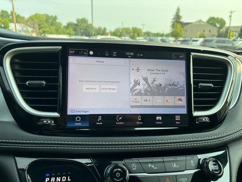 Used 2023 Chrysler Pacifica Touring FWD image 19