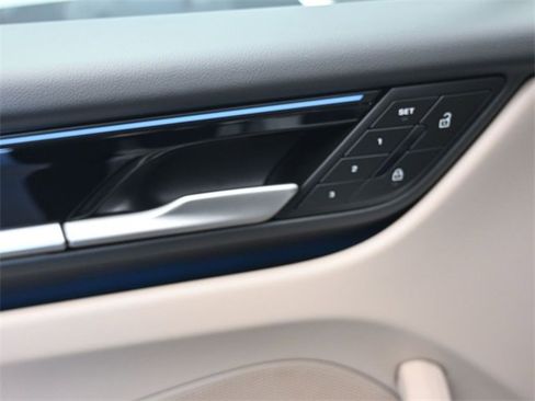 Used 2025 Porsche Macan Electric image 7