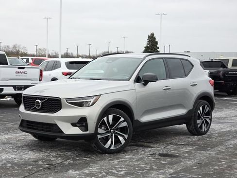 Used 2025 Volvo XC40 B5 Plus image 2