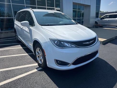 Used 2017 Chrysler Pacifica Touring-L Plus FWD image 2