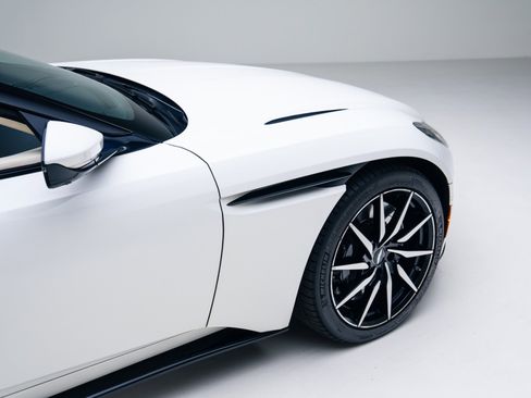 Used 2020 Aston Martin DB11 Volante image 22