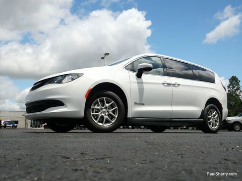 Used 2022 Chrysler Voyager LX image 22