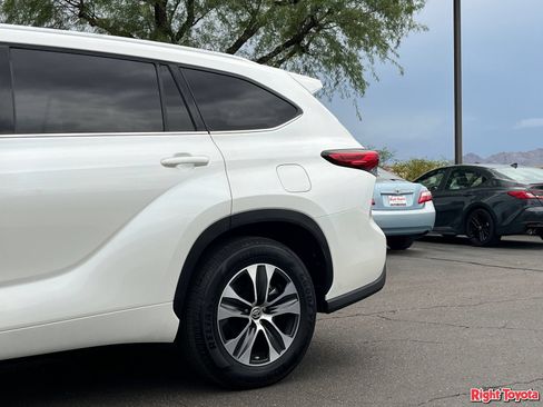 Certified 2021 Toyota Highlander XLE FWD image 11