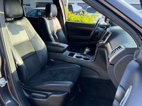 Used 2018 Jeep Grand Cherokee Laredo RWD image 18