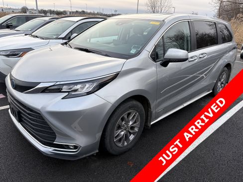 Used 2021 Toyota Sienna XLE image 1