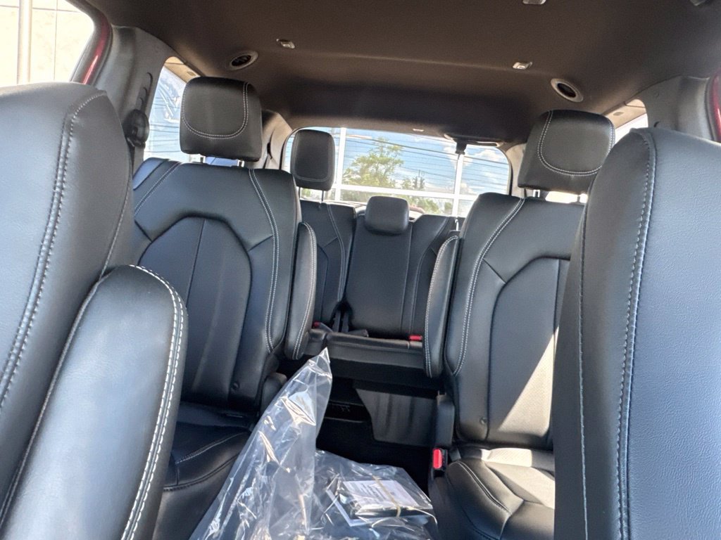 New 2027 Chrysler Pacifica Select FWD image 43