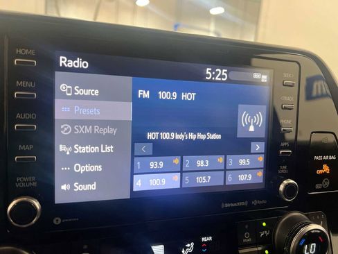 Used 2020 Toyota Highlander XLE image 25