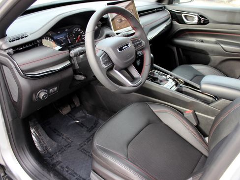 Used 2025 Jeep Compass Trailhawk image 10