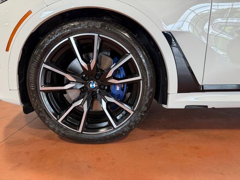 Used 2022 BMW X7 xDrive40i w/ M Sport Package AWD/4WD image 13