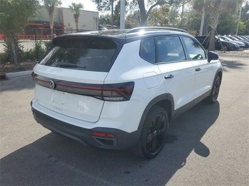 Certified 2025 Volkswagen Taos SE image 4