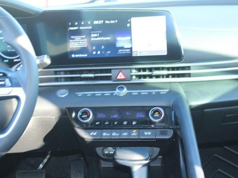 Used 2024 Hyundai Elantra Limited image 13