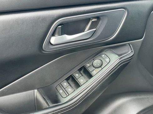 Certified 2025 Nissan Rogue SV image 14