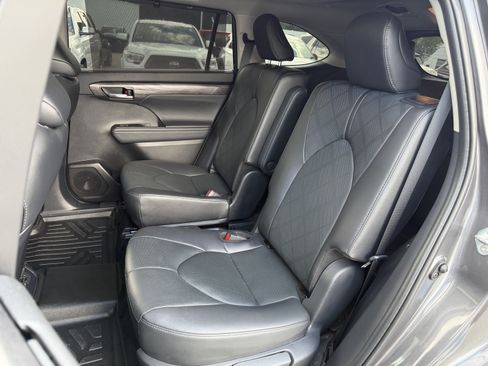 Used 2024 Toyota Highlander Platinum FWD image 30