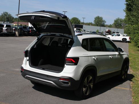 Used 2026 Volkswagen Taos SE AWD/4WD image 7