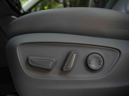 Used 2024 Toyota Highlander XLE FWD image 42