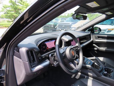 Used 2024 Porsche Cayenne Coupe image 17