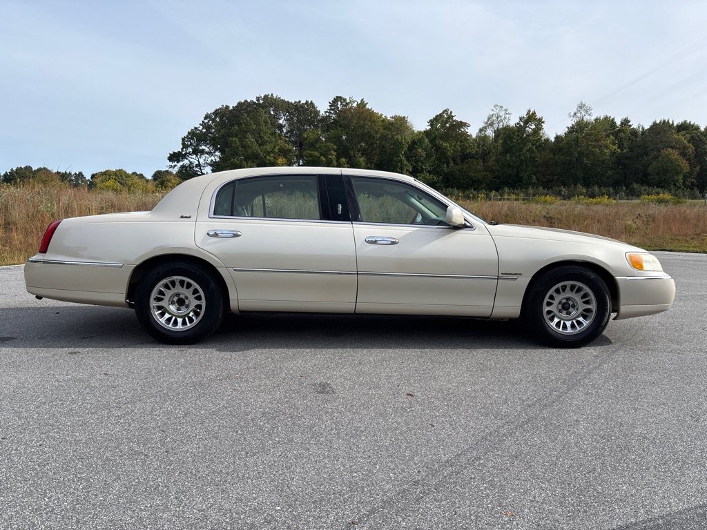 Used 2002 Lincoln Town Car Cartier L RWD image 6