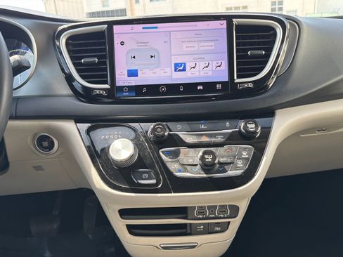 Used 2022 Chrysler Pacifica Touring-L image 25