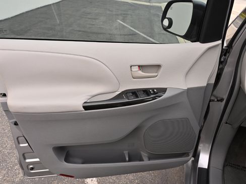 Used 2011 Toyota Sienna LE w/ Towing Pkg image 25