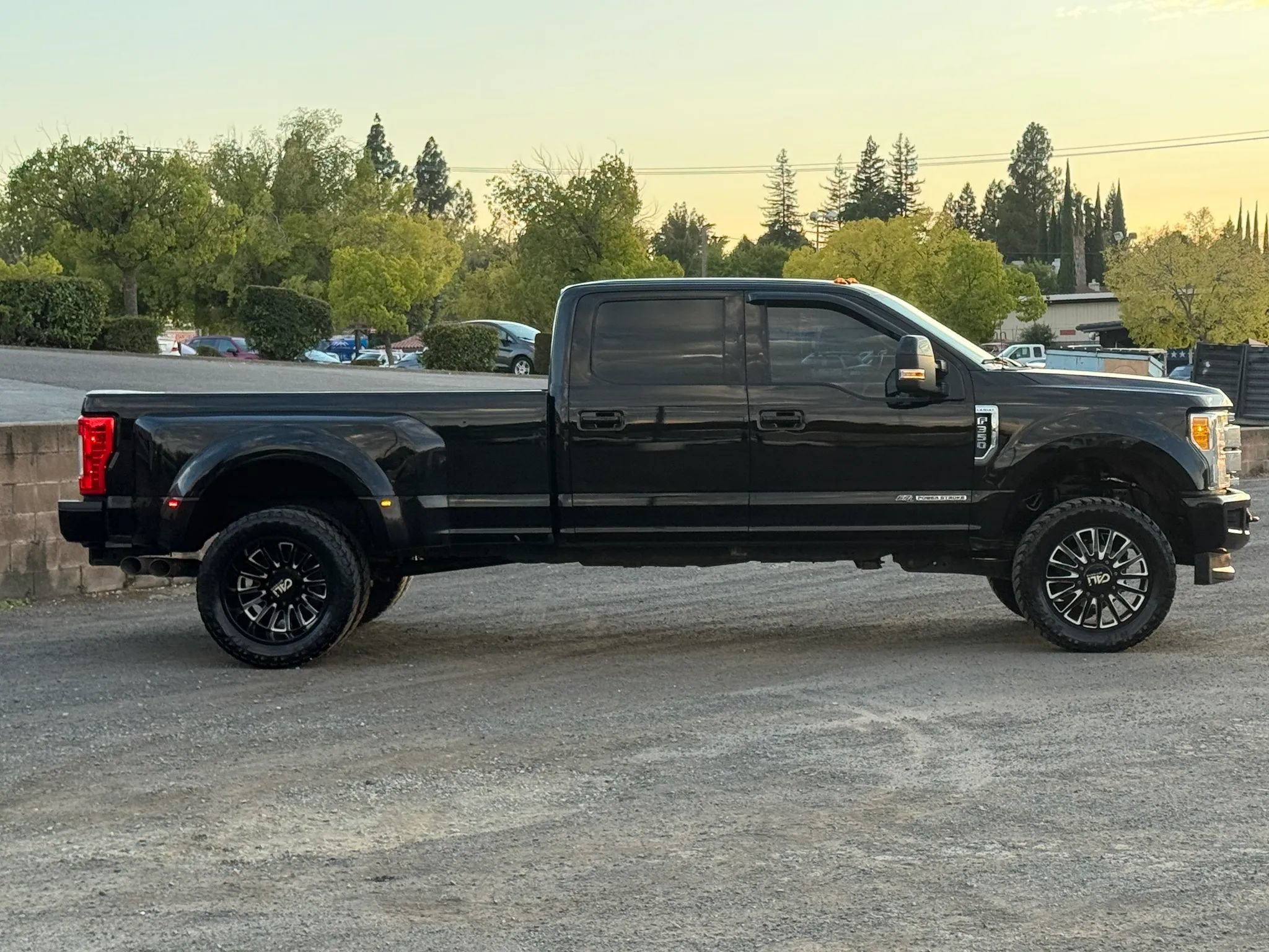 Used 2017 Ford F350 Lariat AWD/4WD image 4