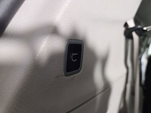 Used 2024 Chrysler Pacifica Touring-L FWD image 32