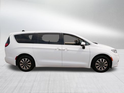 Used 2023 Chrysler Pacifica Touring-L FWD image 8
