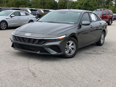 Certified 2025 Hyundai Elantra SE FWD image 3