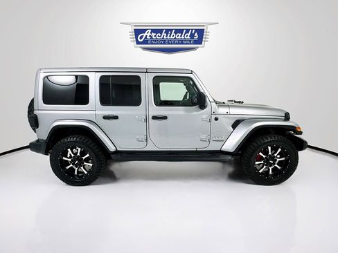 Used 2018 Jeep Wrangler Unlimited Sahara w/ Uconnect 4C Nav & Sound Group image 9