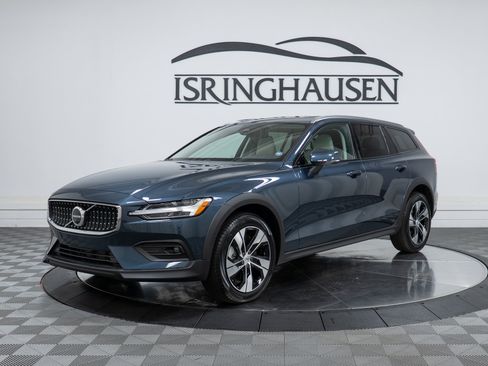 New 2026 Volvo V60 B5 Cross Country Plus w/ Climate Package AWD/4WD image 1