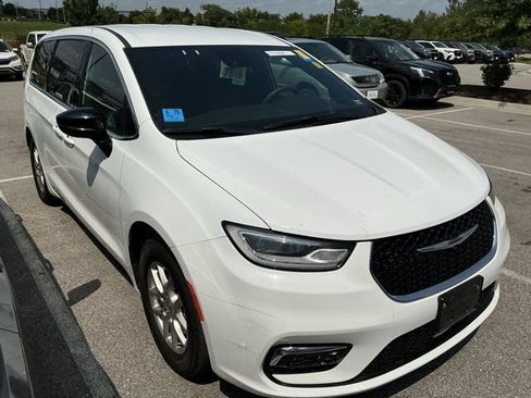 Used 2025 Chrysler Pacifica Select FWD image 5