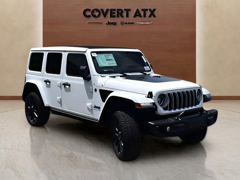 Used 2025 Jeep Wrangler Unlimited Sahara AWD/4WD image 7