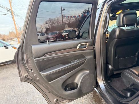 Used 2017 Jeep Grand Cherokee Overland image 15