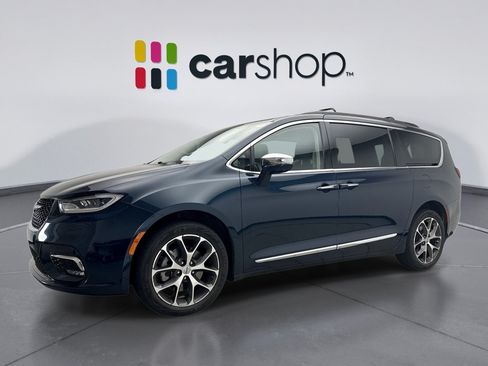 Used 2022 Chrysler Pacifica Limited AWD/4WD image 1