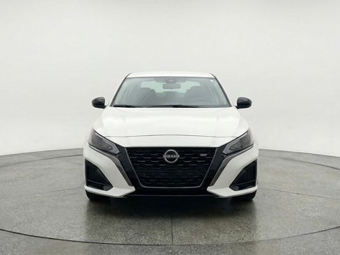 Used 2025 Nissan Altima 2.5 SV FWD image 2