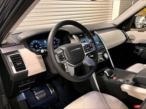 Certified 2025 Land Rover Discovery Dynamic SE AWD/4WD image 24