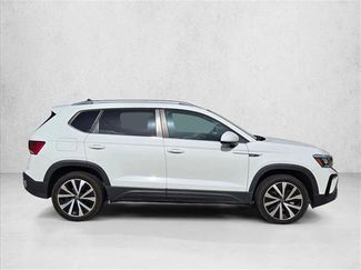 Used 2024 Volkswagen Taos SE w/ Panoramic Sunroof Package FWD video 4