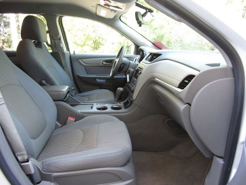 Used 2017 Chevrolet Traverse LS FWD image 17