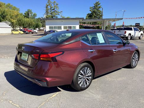 Used 2024 Nissan Altima 2.5 SV FWD image 3