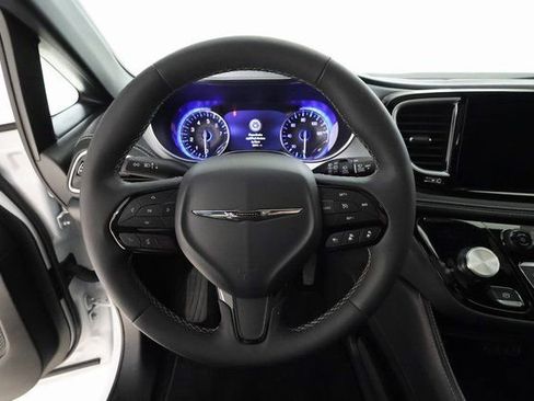 Used 2025 Chrysler Pacifica Limited image 11