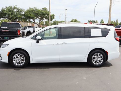 Used 2023 Chrysler Pacifica Touring-L FWD image 6