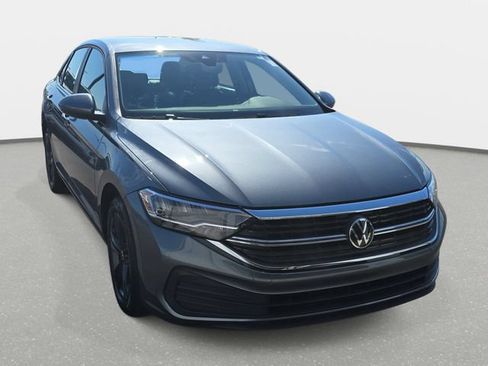 Used 2024 Volkswagen Jetta SE FWD image 3