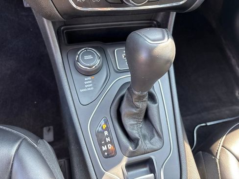 Used 2019 Jeep Cherokee Latitude Plus w/ Cold Weather Group AWD/4WD image 19
