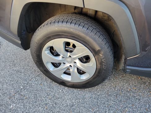 Used 2021 Toyota RAV4 LE image 11