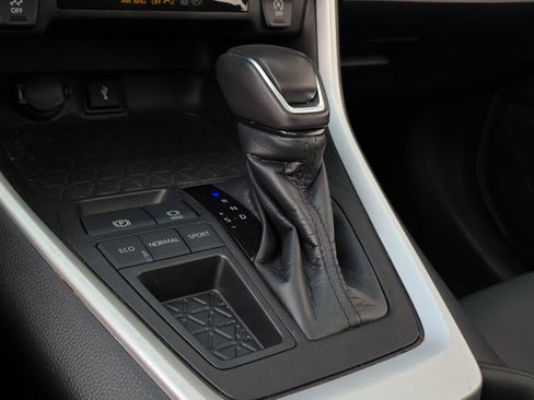 Used 2021 Toyota RAV4 XLE Premium image 25