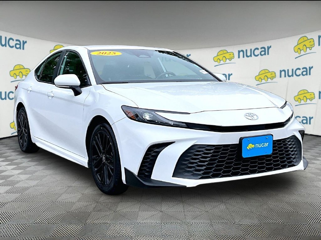 Used 2025 Toyota Camry SE FWD image 1