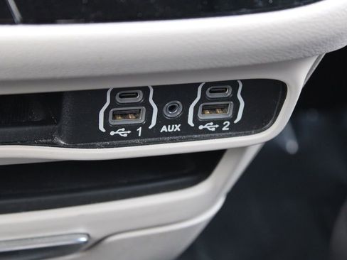 Used 2023 Chrysler Pacifica Touring-L image 41