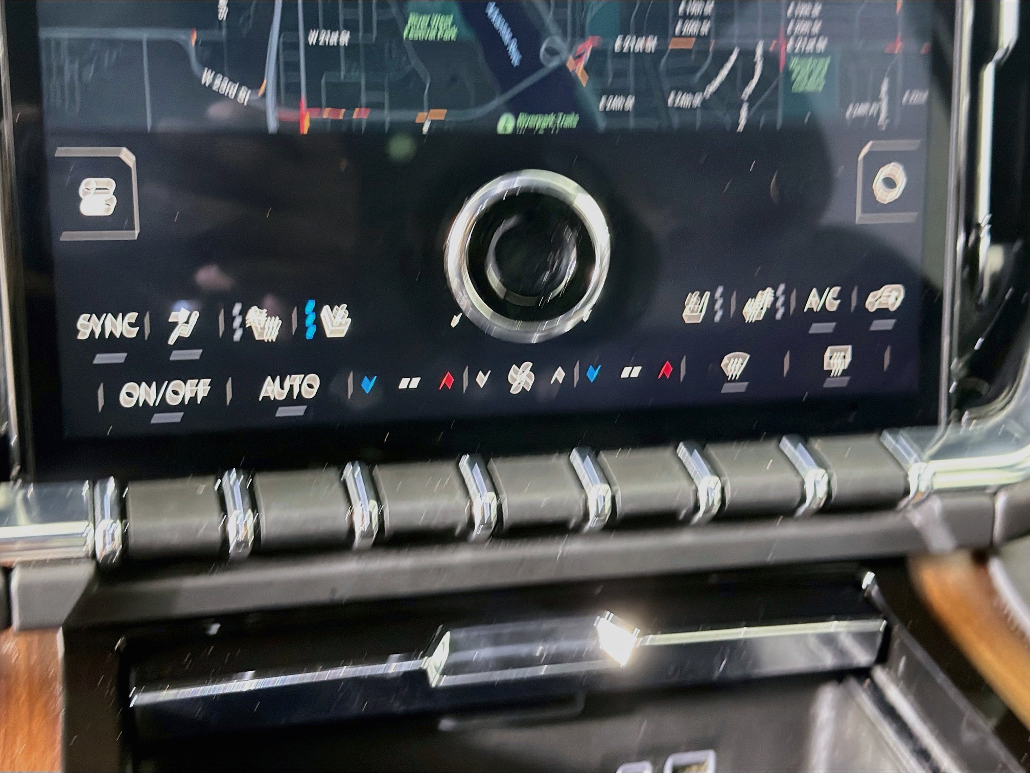 Used 2025 GMC Yukon Denali RWD image 23